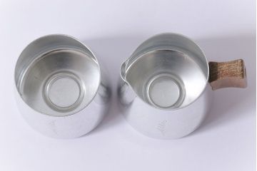 アンティーク雑貨　イギリス　SONA　木製の取っ手が可愛らしいミルクジャグ&シュガーポットセット(クリーマー、シュガーボウル)