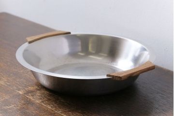 北欧ビンテージ　デンマーク製　木の取っ手が魅力のステンレストレー(お皿、お盆)
