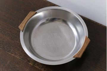北欧ビンテージ　デンマーク製　木の取っ手が魅力のステンレストレー(お皿、お盆)
