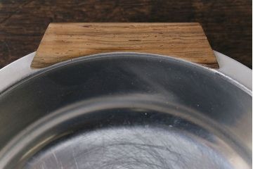 北欧ビンテージ　デンマーク製　木の取っ手が魅力のステンレストレー(お皿、お盆)