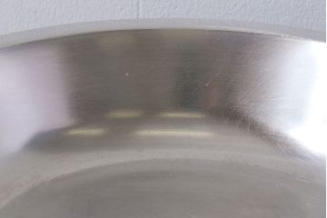 北欧ビンテージ　デンマーク製　木の取っ手が魅力のステンレストレー(お皿、お盆)