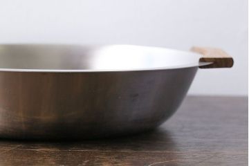 北欧ビンテージ　デンマーク製　木の取っ手が魅力のステンレストレー(お皿、お盆)