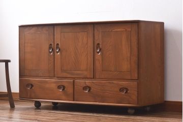 ヴィンテージ家具　イギリスビンテージ　楡材　ERCOL(アーコール)のキャスター付きサイドボード(収納棚、キャビネット)