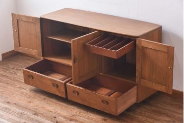 ヴィンテージ家具　イギリスビンテージ　楡材　ERCOL(アーコール)のキャスター付きサイドボード(収納棚、キャビネット)
