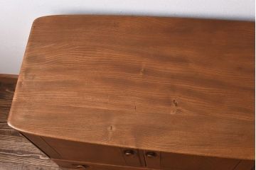 ヴィンテージ家具　イギリスビンテージ　楡材　ERCOL(アーコール)のキャスター付きサイドボード(収納棚、キャビネット)