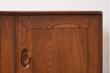 ヴィンテージ家具　イギリスビンテージ　楡材　ERCOL(アーコール)のキャスター付きサイドボード(収納棚、キャビネット)