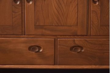 ヴィンテージ家具　イギリスビンテージ　楡材　ERCOL(アーコール)のキャスター付きサイドボード(収納棚、キャビネット)