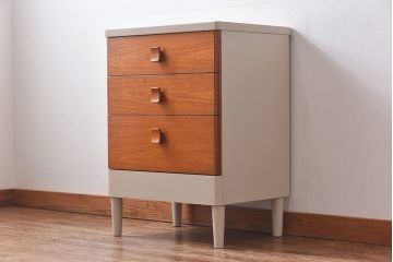 北欧ビンテージ家具　アンティーク風ペイントが魅力の3段チェスト(サイドチェスト、引き出し)