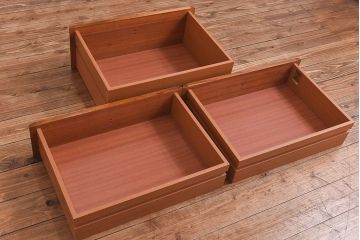 北欧ビンテージ家具　アンティーク風ペイントが魅力の3段チェスト(サイドチェスト、引き出し)