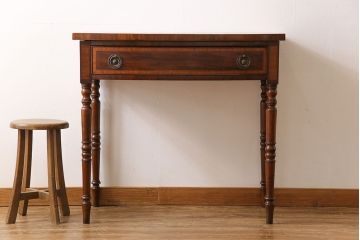 アンティーク家具　イギリスアンティーク　ウォールナット材　クラシカルなコンソールテーブル(引き出し、飾り台、サイドテーブル)