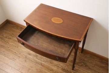 アンティーク家具　イギリスアンティーク　ウォールナット材　クラシカルなコンソールテーブル(引き出し、飾り台、サイドテーブル)