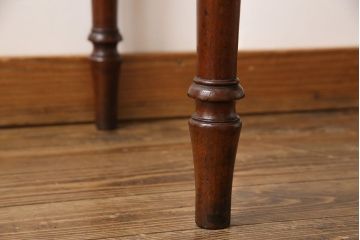 アンティーク家具　イギリスアンティーク　ウォールナット材　クラシカルなコンソールテーブル(引き出し、飾り台、サイドテーブル)