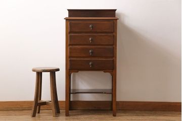 アンティーク家具　イギリスアンティーク　ウォールナット材　シンプルながらも上品なサイドキャビネット