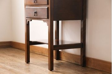 アンティーク家具　イギリスアンティーク　ウォールナット材　シンプルながらも上品なサイドキャビネット