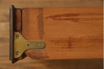 アンティーク家具　イギリスアンティーク　ウォールナット材　シンプルながらも上品なサイドキャビネット