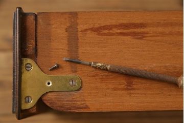 アンティーク家具　イギリスアンティーク　ウォールナット材　シンプルながらも上品なサイドキャビネット