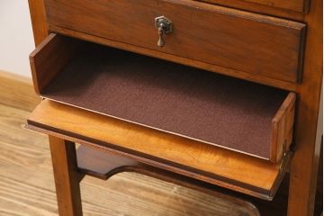 アンティーク家具　イギリスアンティーク　ウォールナット材　シンプルながらも上品なサイドキャビネット