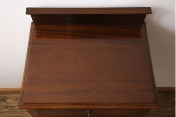 アンティーク家具　イギリスアンティーク　ウォールナット材　シンプルながらも上品なサイドキャビネット