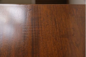 アンティーク家具　イギリスアンティーク　ウォールナット材　シンプルながらも上品なサイドキャビネット