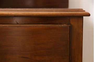 アンティーク家具　イギリスアンティーク　ウォールナット材　シンプルながらも上品なサイドキャビネット
