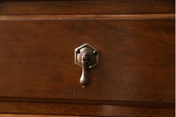 アンティーク家具　イギリスアンティーク　ウォールナット材　シンプルながらも上品なサイドキャビネット