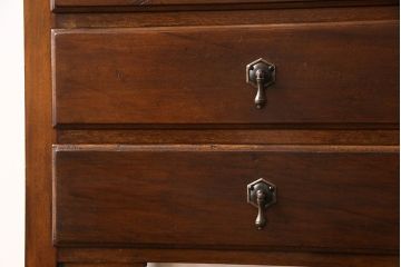 アンティーク家具　イギリスアンティーク　ウォールナット材　シンプルながらも上品なサイドキャビネット