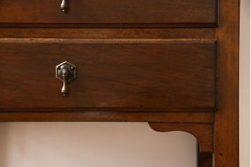 アンティーク家具　イギリスアンティーク　ウォールナット材　シンプルながらも上品なサイドキャビネット