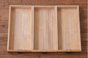 江戸指物　摺り漆(拭き漆)　総無垢　独特な木目が目を引くタモ材の小箪笥(サイドボード、箪笥、収納棚)(定価約60万円)