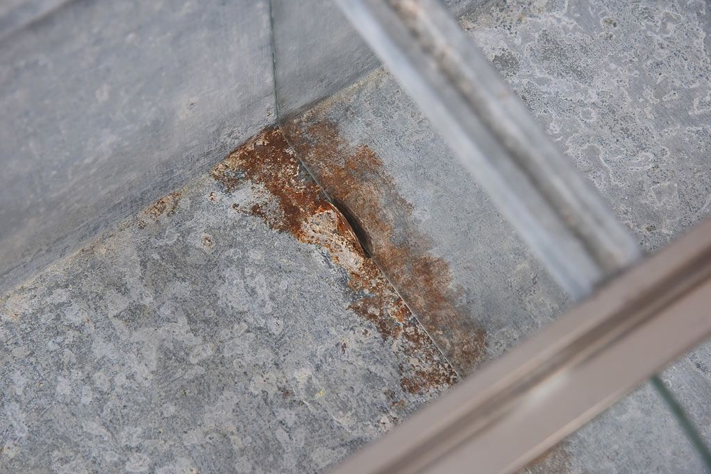 レトロ家具　昭和レトロ　錆のある風合いが魅力的なブリキガラスケース(ショーケース、飾り棚)(1)