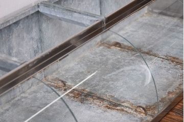 レトロ家具　昭和レトロ　錆のある風合いが魅力的なブリキガラスケース(ショーケース、飾り棚)(1)