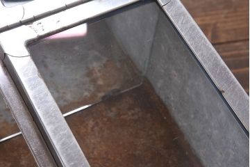 レトロ家具　昭和レトロ　錆のある風合いが魅力的なブリキガラスケース(ショーケース、飾り棚)(2)
