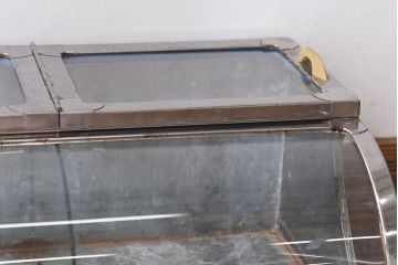 レトロ家具　昭和レトロ　錆のある風合いが魅力的なブリキガラスケース(ショーケース、飾り棚)(2)