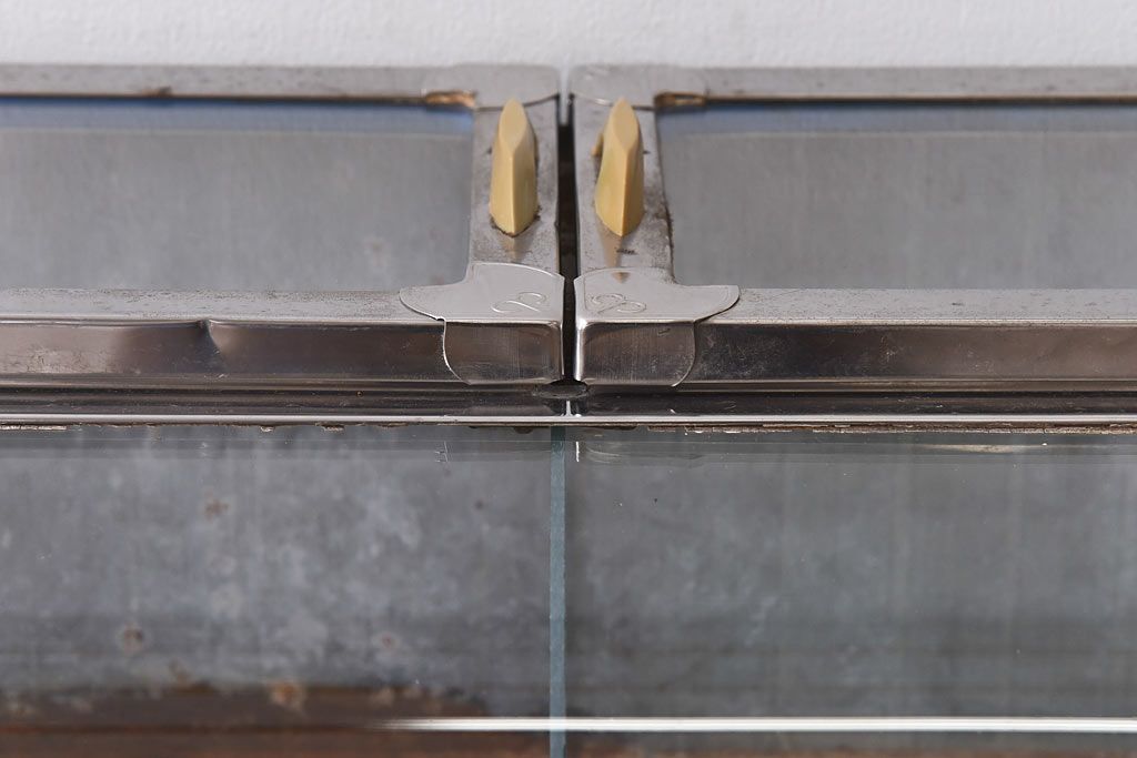 レトロ家具　昭和レトロ　錆のある風合いが魅力的なブリキガラスケース(ショーケース、飾り棚)(2)