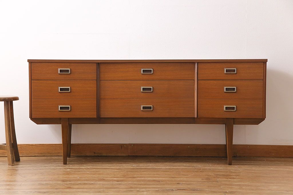 ヴィンテージ家具　北欧ビンテージ　チーク材　スタイリッシュなデザインのサイドボード(チェスト)