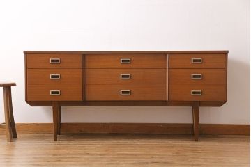 ヴィンテージ家具　北欧ビンテージ　チーク材　スタイリッシュなデザインのサイドボード(チェスト)