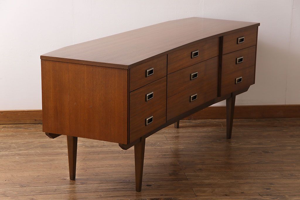 ヴィンテージ家具　北欧ビンテージ　チーク材　スタイリッシュなデザインのサイドボード(チェスト)