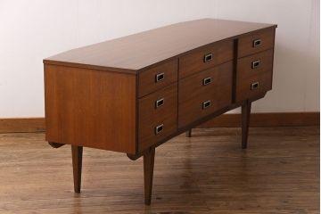 ヴィンテージ家具　北欧ビンテージ　チーク材　スタイリッシュなデザインのサイドボード(チェスト)