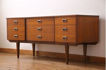 ヴィンテージ家具　北欧ビンテージ　チーク材　スタイリッシュなデザインのサイドボード(チェスト)