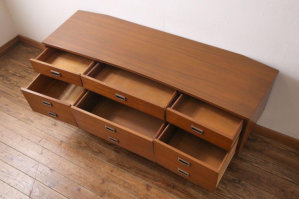 ヴィンテージ家具　北欧ビンテージ　チーク材　スタイリッシュなデザインのサイドボード(チェスト)