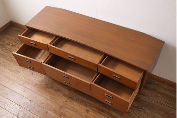 ヴィンテージ家具　北欧ビンテージ　チーク材　スタイリッシュなデザインのサイドボード(チェスト)