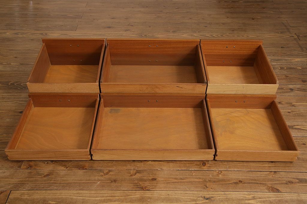 ヴィンテージ家具　北欧ビンテージ　チーク材　スタイリッシュなデザインのサイドボード(チェスト)