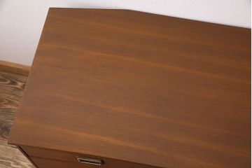 ヴィンテージ家具　北欧ビンテージ　チーク材　スタイリッシュなデザインのサイドボード(チェスト)