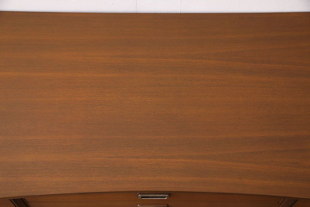 ヴィンテージ家具　北欧ビンテージ　チーク材　スタイリッシュなデザインのサイドボード(チェスト)