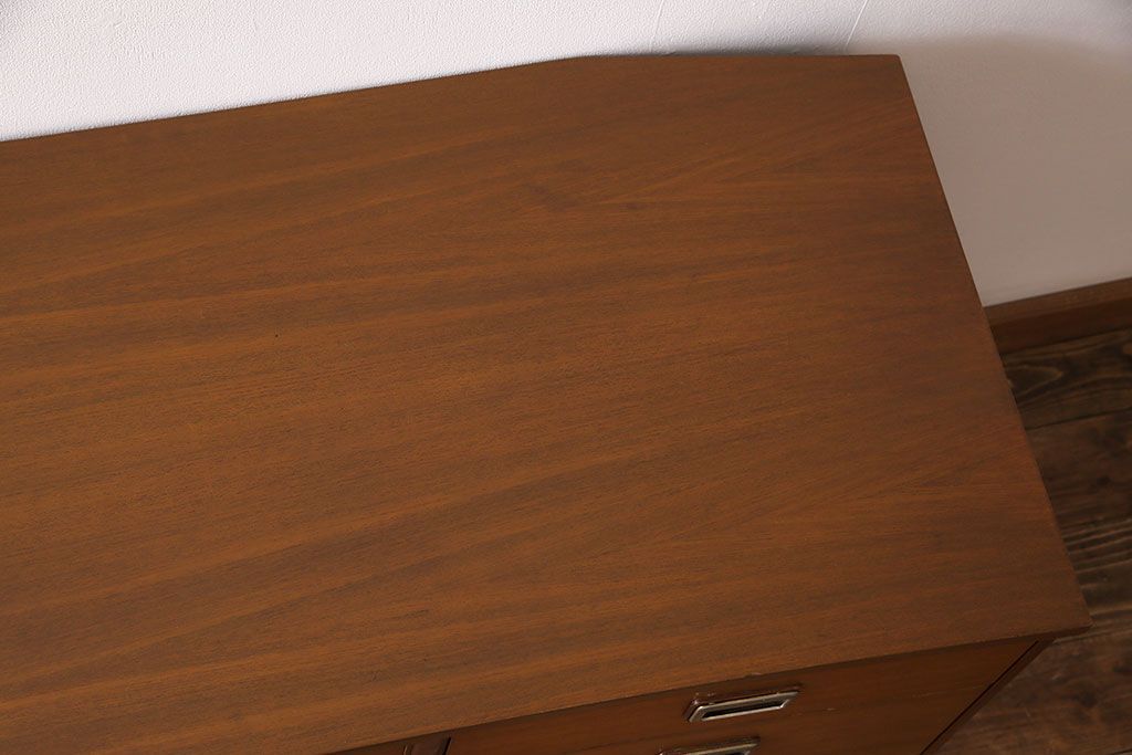 ヴィンテージ家具　北欧ビンテージ　チーク材　スタイリッシュなデザインのサイドボード(チェスト)