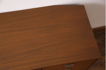 ヴィンテージ家具　北欧ビンテージ　チーク材　スタイリッシュなデザインのサイドボード(チェスト)