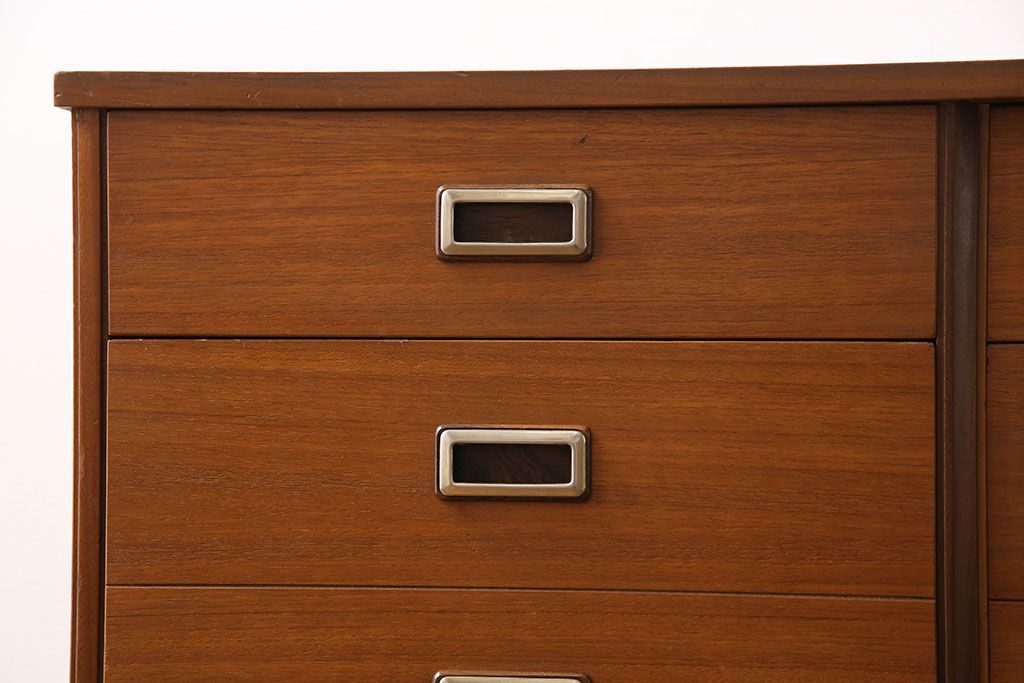 ヴィンテージ家具　北欧ビンテージ　チーク材　スタイリッシュなデザインのサイドボード(チェスト)