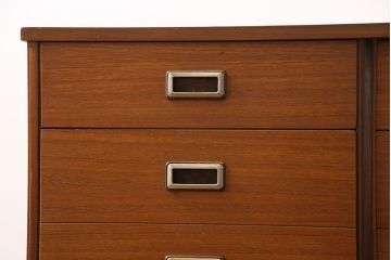 ヴィンテージ家具　北欧ビンテージ　チーク材　スタイリッシュなデザインのサイドボード(チェスト)