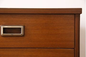 ヴィンテージ家具　北欧ビンテージ　チーク材　スタイリッシュなデザインのサイドボード(チェスト)