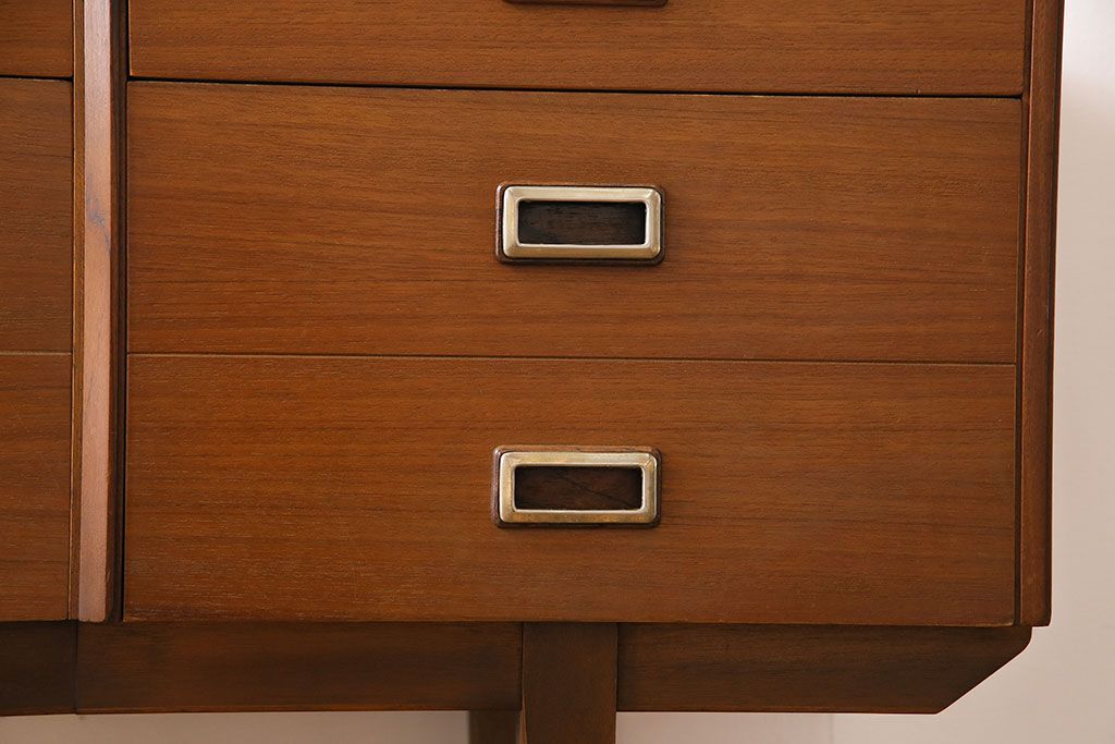 ヴィンテージ家具　北欧ビンテージ　チーク材　スタイリッシュなデザインのサイドボード(チェスト)