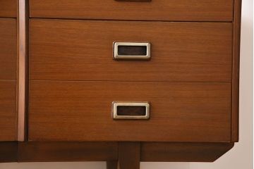 ヴィンテージ家具　北欧ビンテージ　チーク材　スタイリッシュなデザインのサイドボード(チェスト)